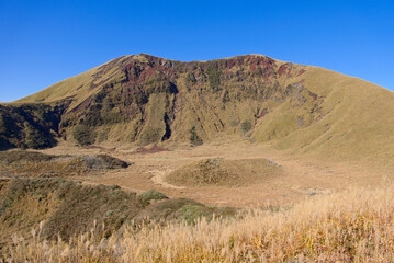 熊本県の阿蘇山、古御池火口と杵島岳