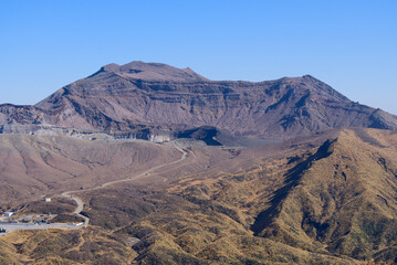 熊本県の阿蘇山、烏帽子岳稜線から望む高岳