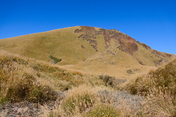 熊本県の阿蘇山、古御池火口群から望む杵島岳
