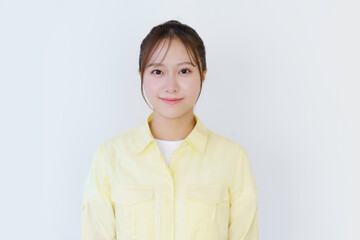 Obraz premium 白背景のカメラ目線の若い日本人のポートレート