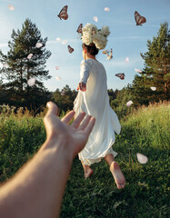 蝶が舞う自然の中で花の髪飾りをした女性を男性が眺める