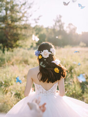 蝶が舞う自然の中で花の髪飾りをした女性をおいかける男性