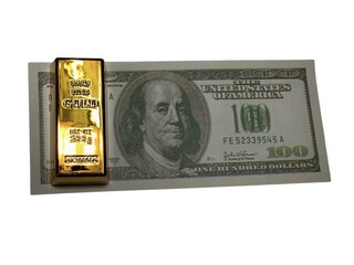 Two gold bars positioned on a U.S. hundred-dollar bill, representing financial security and asset diversification © MR HEPPY