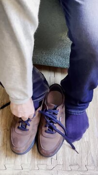 Atando cordones de zapatillas y calzado con nudo y lazada