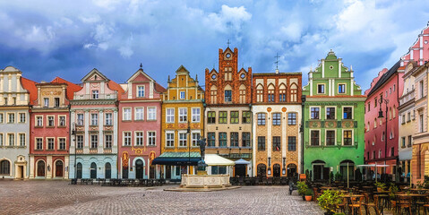 Obraz premium Merchant houses in the Poznan Old Market Square at sunrise, Poland.