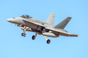 Jet militar aterrizando