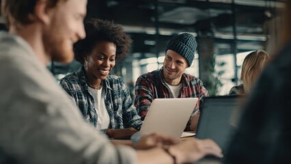 Obraz premium Team Using Laptops in Modern Office