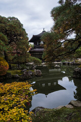 京都府銀閣寺池の反射寂光のひととき