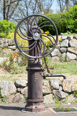 公園に設置された災害対策用の手押しポンプと錆びた鉄の質感（非常用井戸・飲用不可・雨水利用）