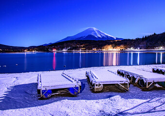 山中湖から富士山と雪景色