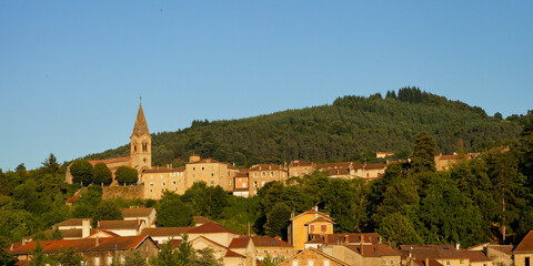 Un quartier de la ville de Lamastre (Ard&egrave;che) le soir au coucher du soleil