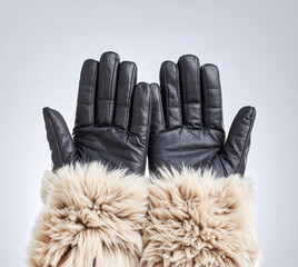 장갑-가죽장갑-가죽털장갑-털 장갑-검정가죽-장갑을 낀 양손-가죽 장갑 낀 손