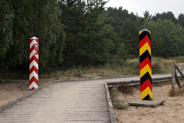 polnische und deutsche grenzs&auml;ulen auf usedom