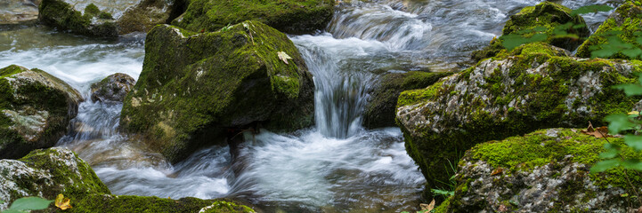 Fototapeta premium Kleiner Wasserfall, Fluß Rottach, Rottach-Egern, Mangfallgebirge, Oberbayern, Bayern, Deutschland