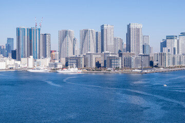 東京湾越しの晴海方面の湾岸の高層ビル群 © kimkimchin
