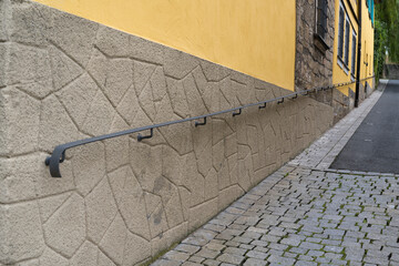 Hauswand mit Gel&auml;nder, Handlauf, Stra&szlig;e mit starker Steigung, Bayern, Deutschland