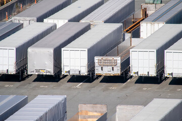 ずらりと並んだトレーラー　物流のイメージ