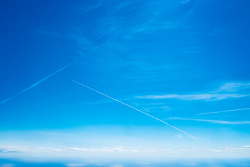 青空と白い雲_飛行機雲