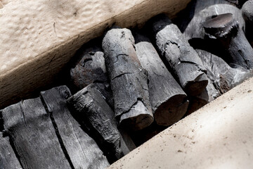 ダンボールに入った木炭