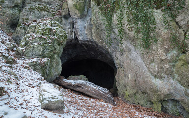 wejście do groty niedźwiedzia zimą