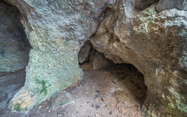 fragment w grocie niedźwiedzia struktury skalne