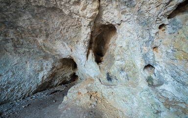 otwory skalne w strukturalnej ścianie w grocie niedźwiedzia
