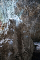 stalagmit lodowy na skale w grocie niedźwiedzia