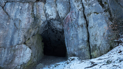 jaskinia w Straszykowej górze zimą