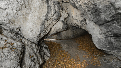 przejście w środku jaskini struktura ścian