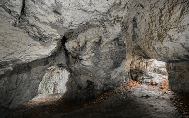 otwory skalne wyjścia w środku struktur jaskini