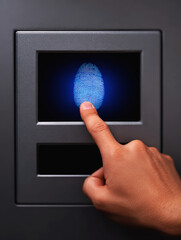 Fingerprint authentication on touchscreen safe in smart device security