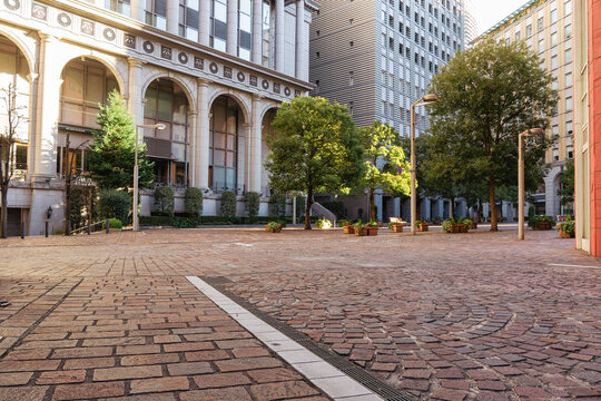 東京・汐留イタリア街の異国情緒溢れる街並みと石畳の広場
