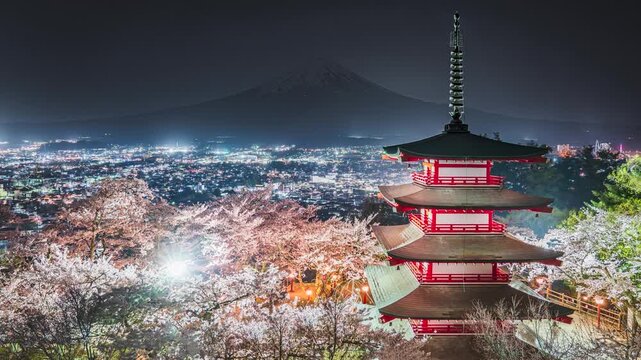 【山梨県・富士吉田市】新倉山浅間公園の展望台から見る夜景　忠霊塔と桜、闇夜に浮かぶ富士山　タイムラプス　フィックス