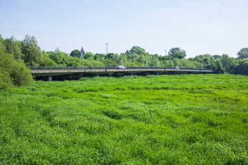 Autobr&uuml;cke &uuml;ber den Fluss W&uuml;mme zwischen Lilienthal und Bremen, Deutschland