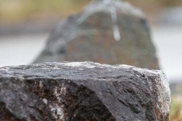 自然な石の質感と背景のボケ味を活かした岩のクローズアップ