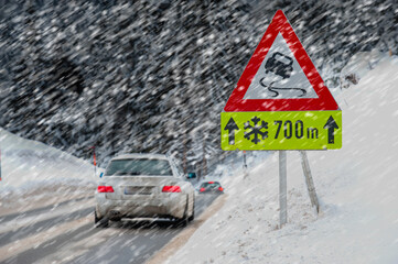 Symbolbild f&uuml;r Schneefall und Eisgl&auml;tte als Verkehrsbehinderung mit Unfallgefahr - FOTOMONTAGE