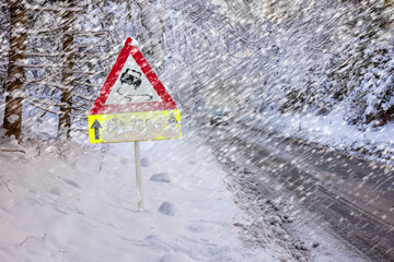 Symbolbild f&uuml;r Schneefall und Eisgl&auml;tte als Verkehrsbehinderung mit Unfallgefahr - FOTOMONTAGE