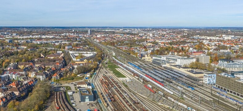 Augsburg aus der Vogelperspektive, Blick &uuml;ber die Gleisanlagen des Hauptbahnhof