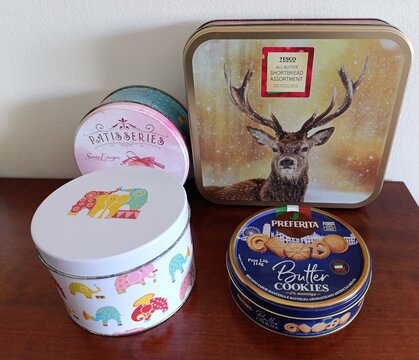 Latas de Biscoitos.