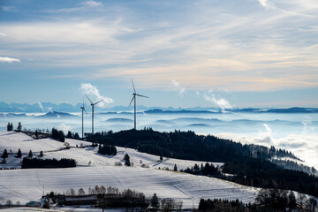 Winterliche Landschaft be Gersmbach mit Blick auf die schweizer Alpen