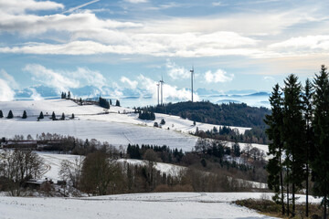 Winterliche Landschaft be Gersmbach mit Blick auf die schweizer Alpen