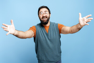 Naklejka premium Happy man with open arms offering a hug, welcome, and hospitality gesture
