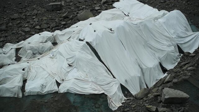 Auf dem Gletscher &bdquo;Mer de Glace&ldquo; in Frankreich bedecken Decken das Eis, um dessen Abschmelzen zu verhindern. Die Decken bilden eine eigene Landschaft.