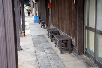 縁台のある日本の歴史的な雁木通り
