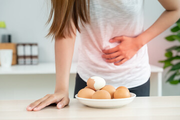 Egg allergy, ovalbumin allergy, women stomachache, swollen mouth, swollen eyes, itchy rash, hives,...