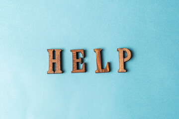 水色の紙に置かれたHELPのオブジェ