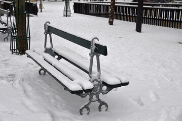 Banc enneig&eacute; dans la rue