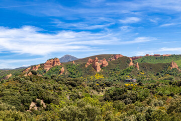 Obraz premium Distant panoramic view of Las Médulas ancient Roman gold mine with red clay peaks from the 1st century, Leon, Spain