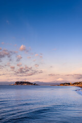 朝焼けに染まる湘南海岸と、雪化粧した富士山・江の島の絶景
