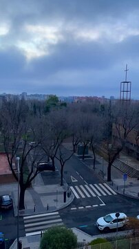 Vista de la ciudad amaneciendo en time lapse